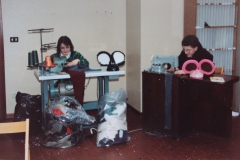 .. si taglia e cuce per realizzare da soli i nuovi costumi di carnevale - 1991